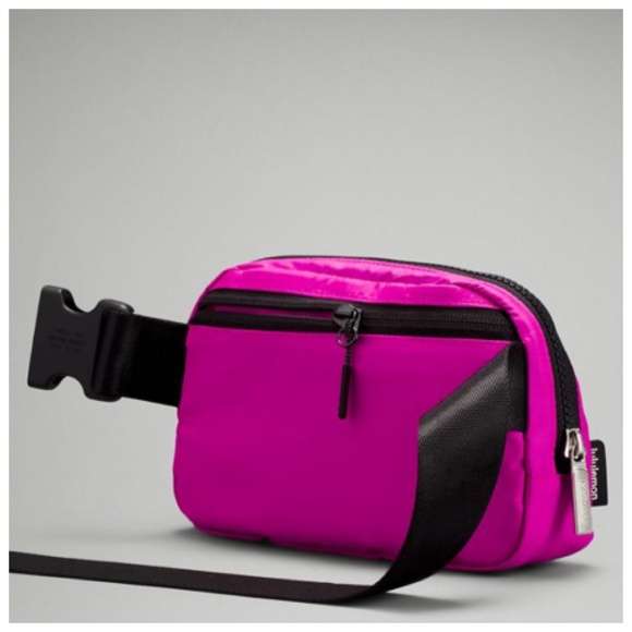 Lululemon Everywhere Belt Bag 1L Highlight Purple - Picture 4 of 7
